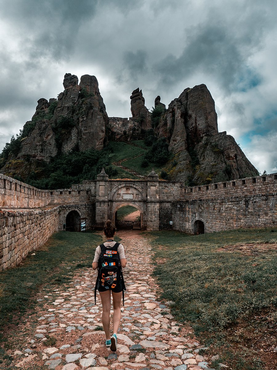 Walking with a backpack towards the entrance of the Belogradchik fortress
